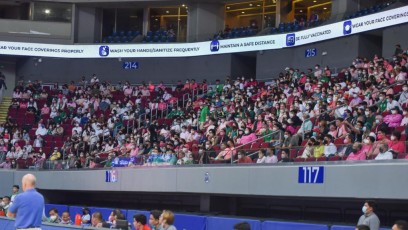 timthumb.php?src=https%3A%2F%2Ftiebreakertimes.com.ph%2Fwp-content%2Fuploads%2F2022%2F04%2FUAAP-84-DLSU-vs-ADMU-Fans-3-1024x576.jpg&h=230&q=90&f= Despite specks of green and blue, Lasallians, Ateneans heed call to wear pink ADMU Basketball DLSU News UAAP UP UST  - philippine sports news