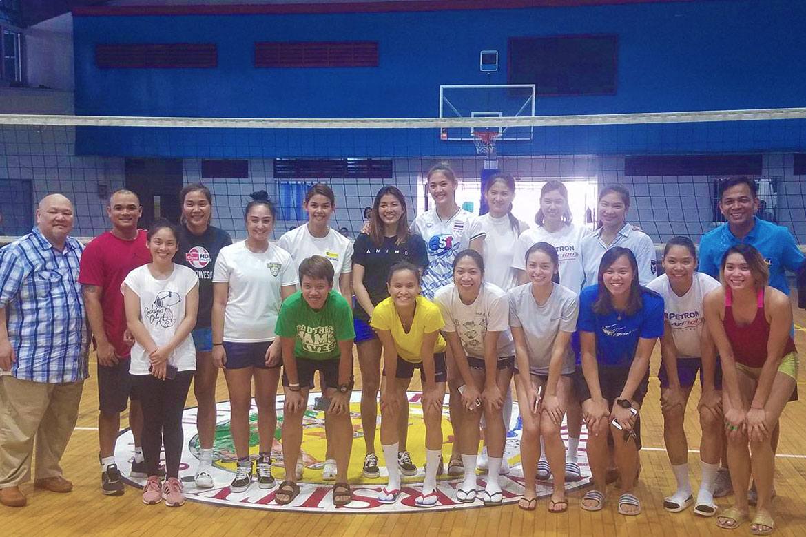 2018-asian-games—women’s-volleyball-team—shaq-delos-santos-with-team