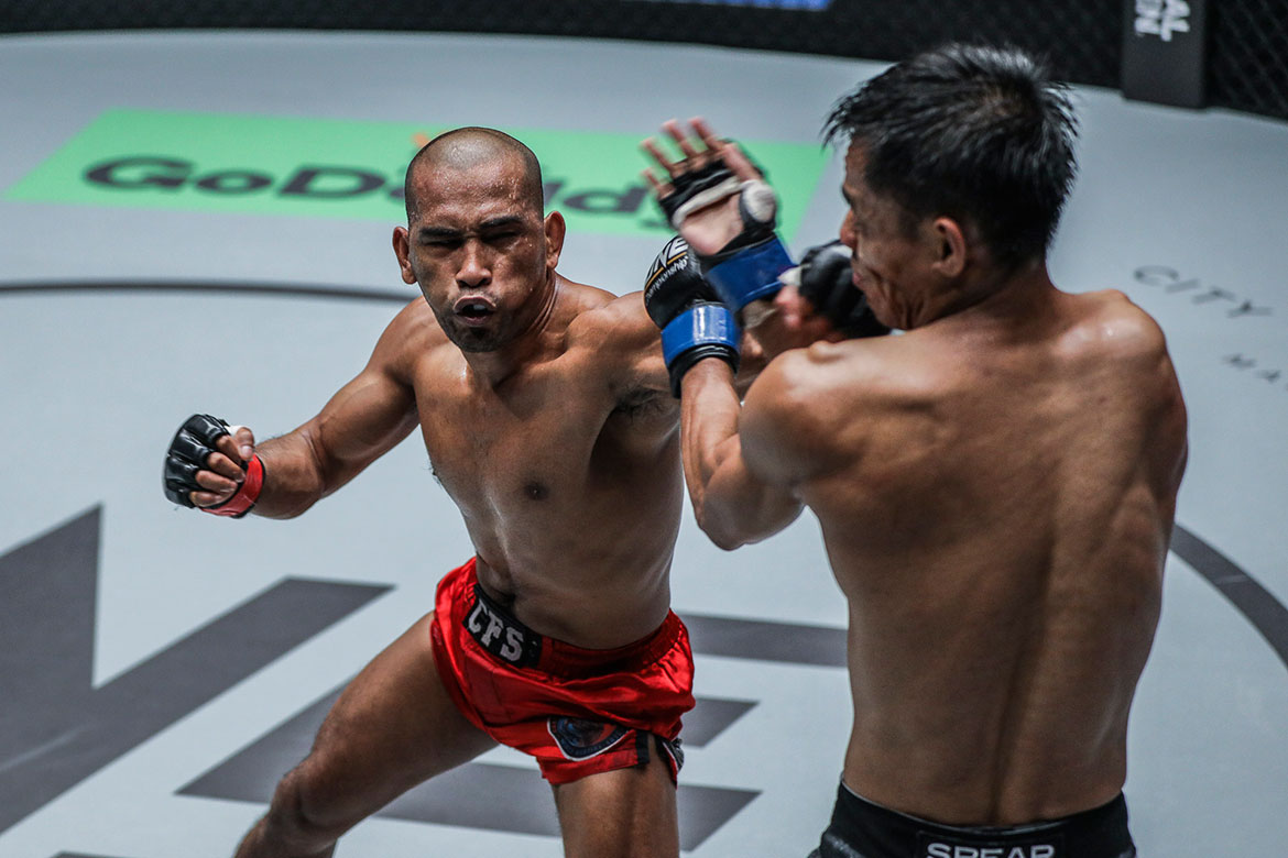 ONE-Reign-of-Kings-Rene-Catalan-def-Stefer-Rahardian Joshua Pacio submits Thai opponent with 'Passion lock'; Rene Catalan rolls to 5th straight win Mixed Martial Arts News ONE Championship  - philippine sports news