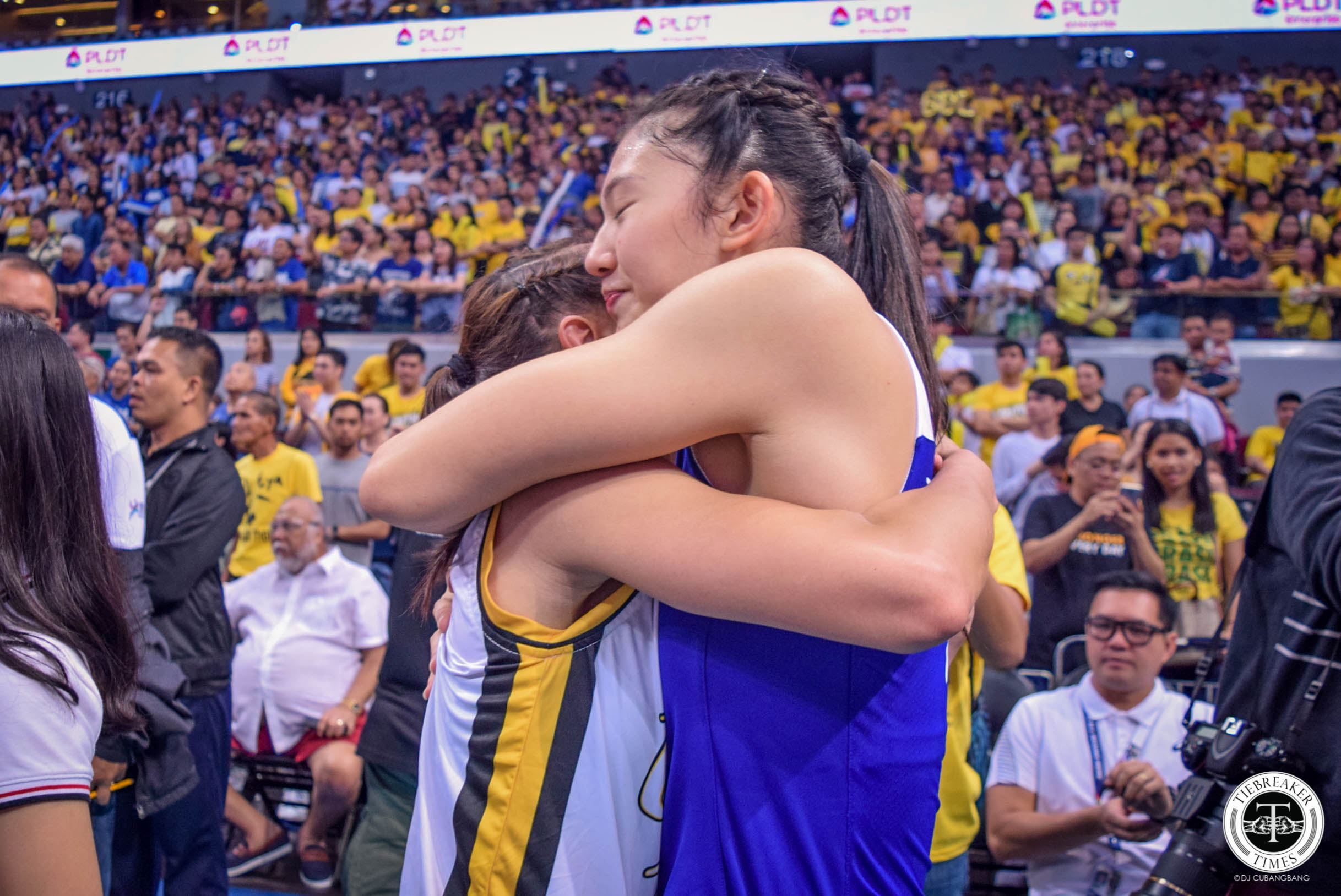 UAAP-Season-81-Womens-Volleyball-Finals-Game-3-ADMU-def-UST-de-leon-hugs-rondina Ateneo Lady Eagles in unison: 'Sisi Rondina made everything so much harder' ADMU News UAAP UST Volleyball  - philippine sports news