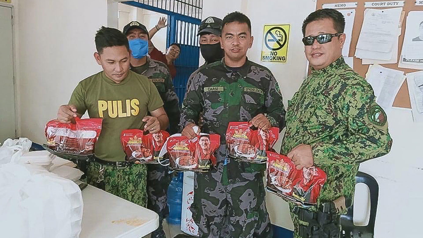 Chooks-to-Go-sends-food-to-military-men-in-checkpoint Chooks-to-Go sends meals to military men, UPLB dormers amid community quarantine Chooks-to-Go Pilipinas 3x3 News  - philippine sports news