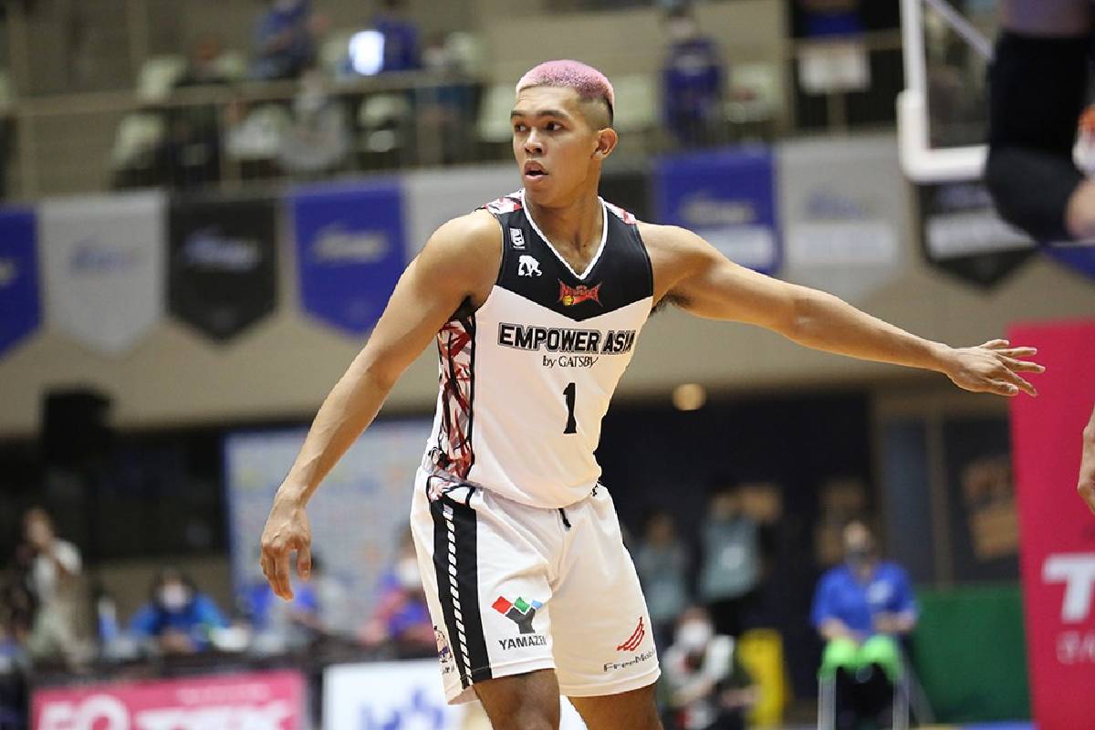 2020-21-B.League-San-En-vs-Shinsane-Thirdy-Ravena-standing Ricky Vargas blasts 'unlicensed' agents 'poaching' players to overseas leagues Basketball News PBA  - philippine sports news