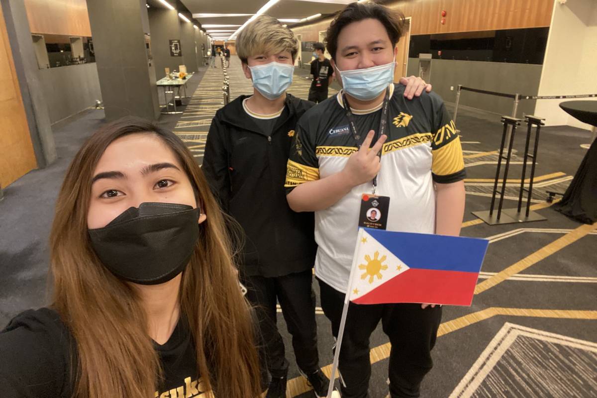 M3-Carla-Cardinez-with-Baloyskie How this fan went out of her way to lift ONIC PH's spirits after M3 ESports Mobile Legends MPL-PH News  - philippine sports news