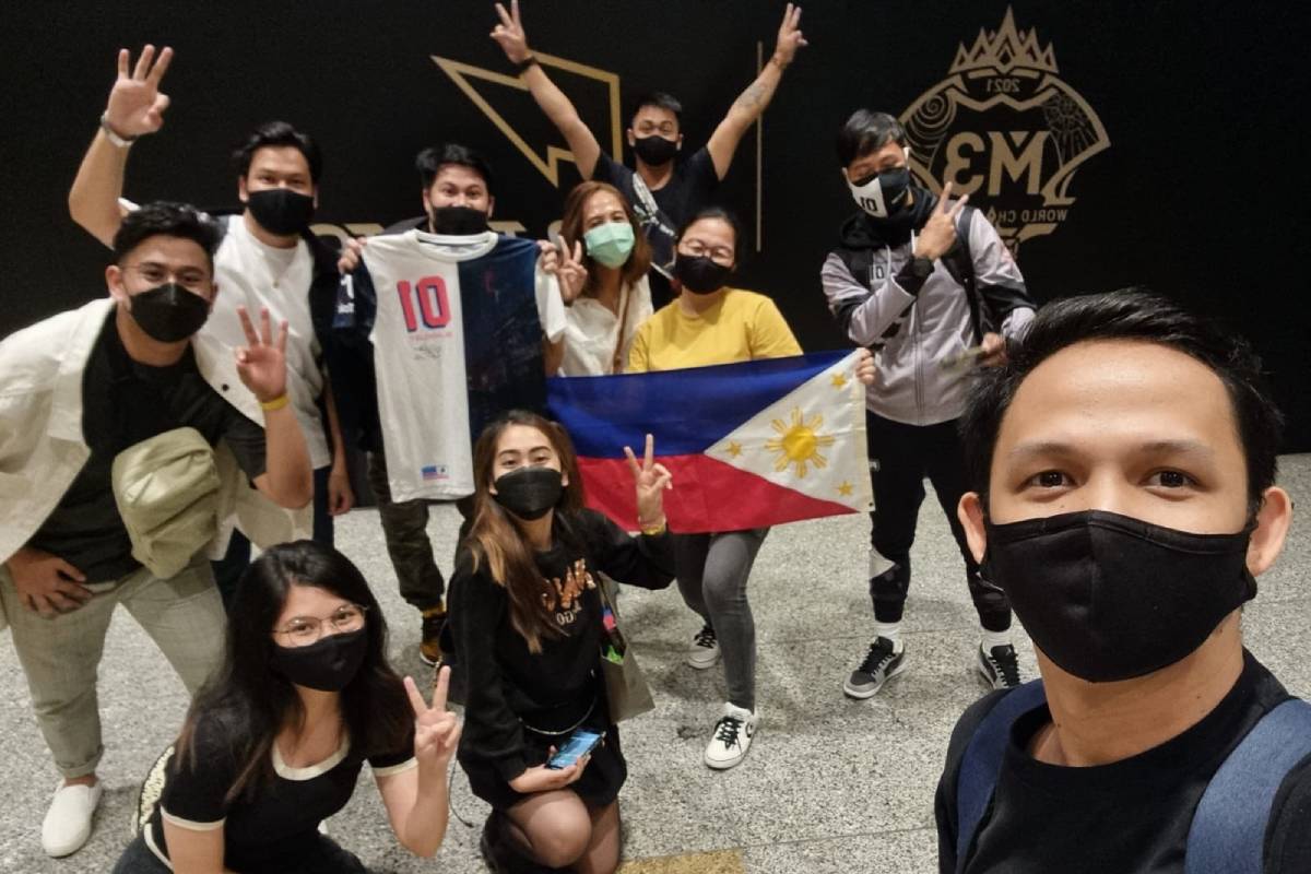 M3-Carla-Cardinez-with-ONIC-PH How this fan went out of her way to lift ONIC PH's spirits after M3 ESports Mobile Legends MPL-PH News  - philippine sports news