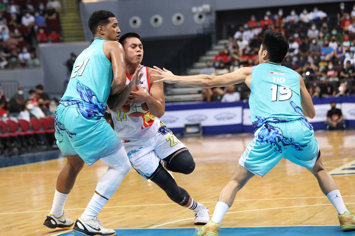 2022-PBA-Philippine-Cup-Phoenix-vs-Rain-or-Shine-Rey-Nambatac Beau, ROS welcome Mocon to 'Gulag': 'Namiss talaga nila ko' Basketball News PBA  - philippine sports news