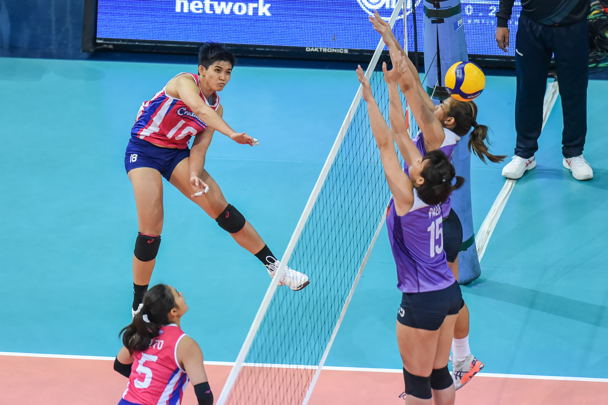 2022-PVL-Invitational-Creamline-vs.-Choco-Mucho-Tots-Carlos-3905 Tots Carlos makes sure to be spark that lifts Creamline News PVL Volleyball  - philippine sports news