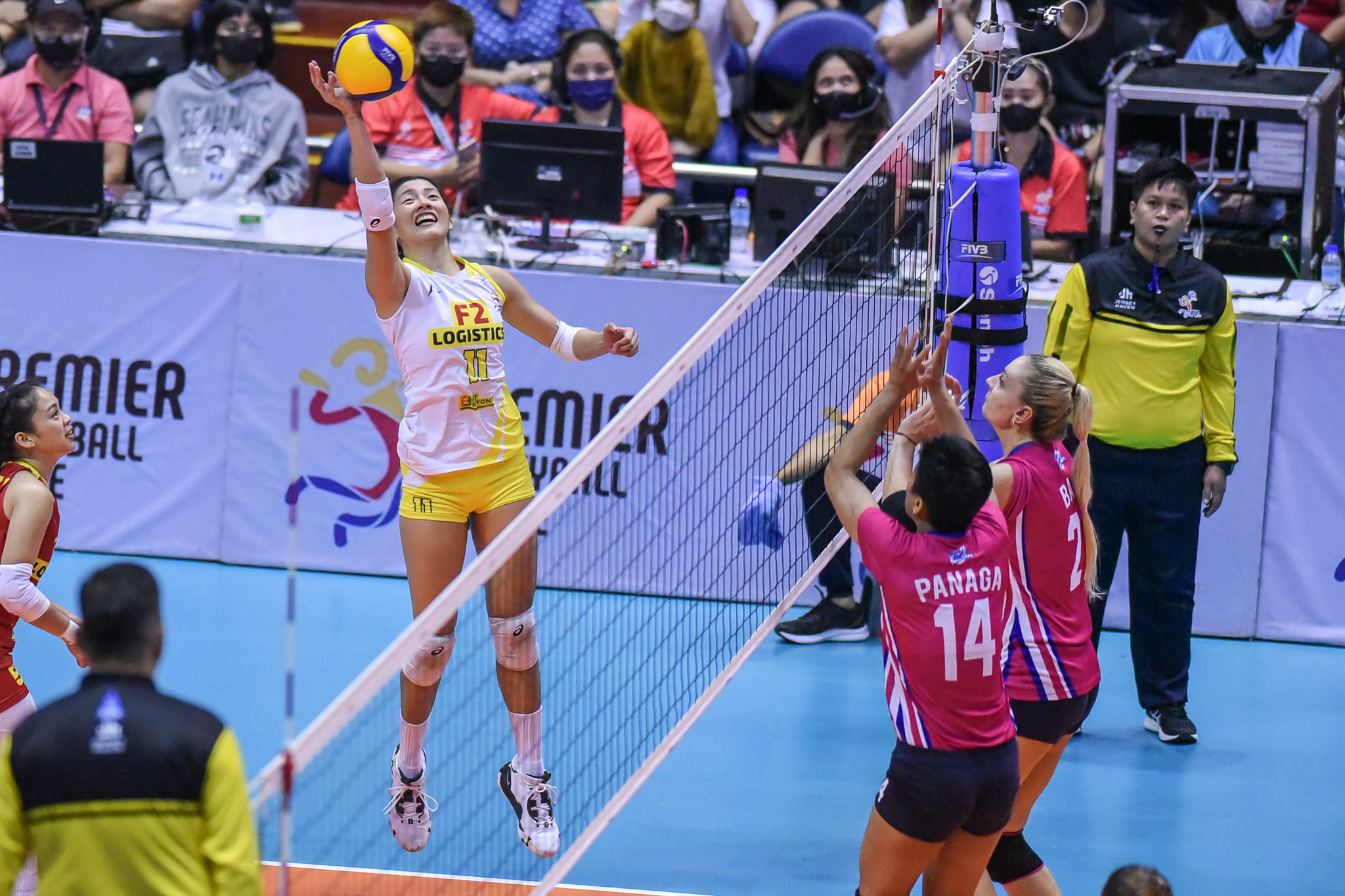 PVL-Reinforced-2022-F2-vs.-Creamline-Kim-Dy-4862 Kianna Dy's familiarity with Valdez, Galanza leads to six block outing News PVL Volleyball  - philippine sports news