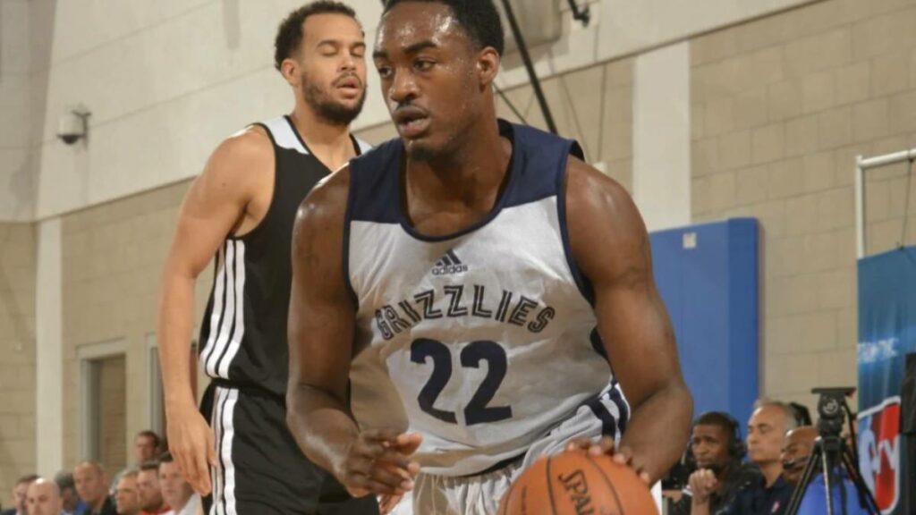 Converge replaces Ethan Rusbatch for Jamaal Franklin