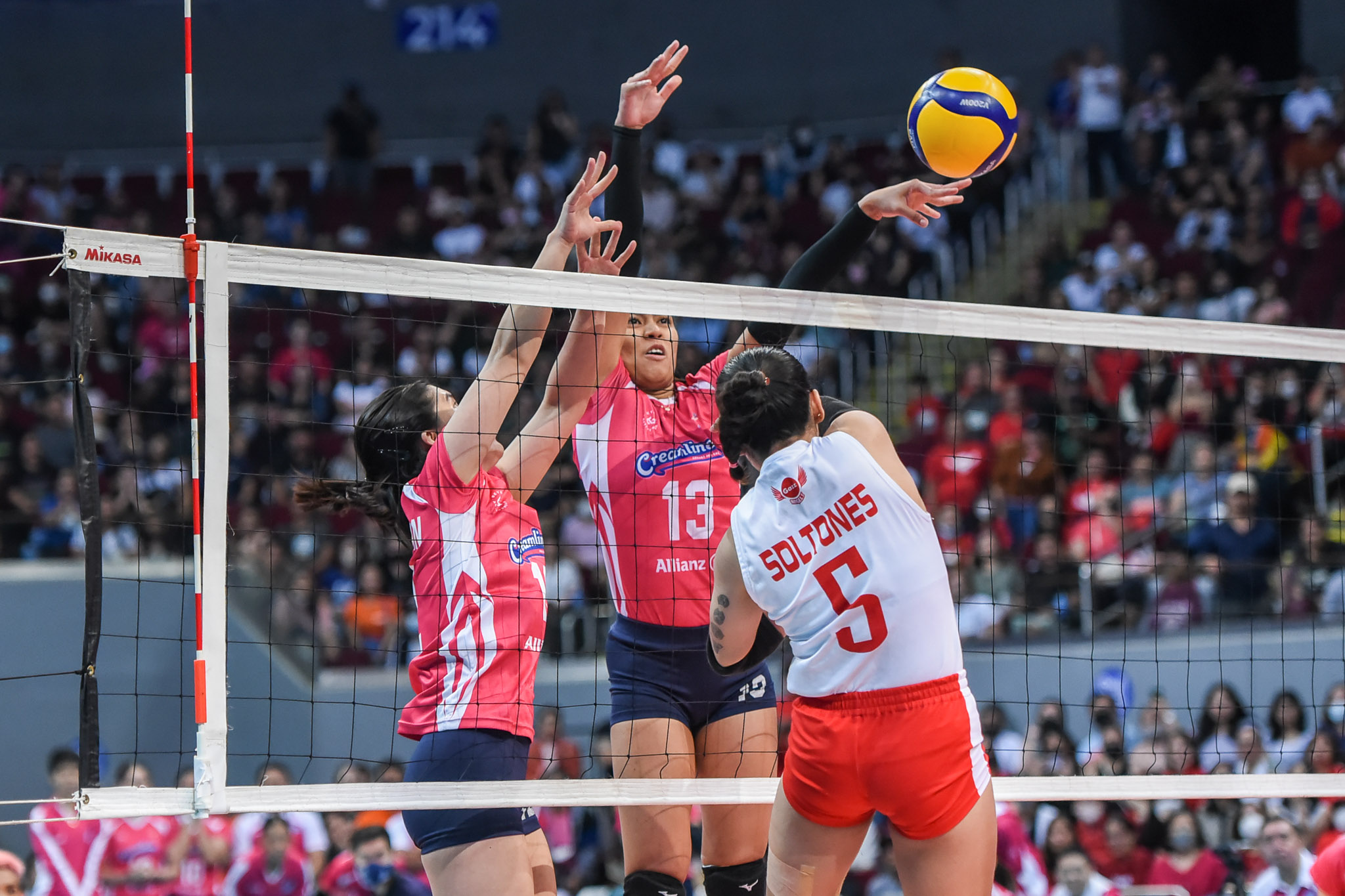PVL-2023-Finals-Creamline-vs.-Petrogazz-Jia-De-Guzman-Ced-Domingo-net-touch-0769-1 Meneses calls on Creamline to move past Game 1 loss News PVL Volleyball  - philippine sports news