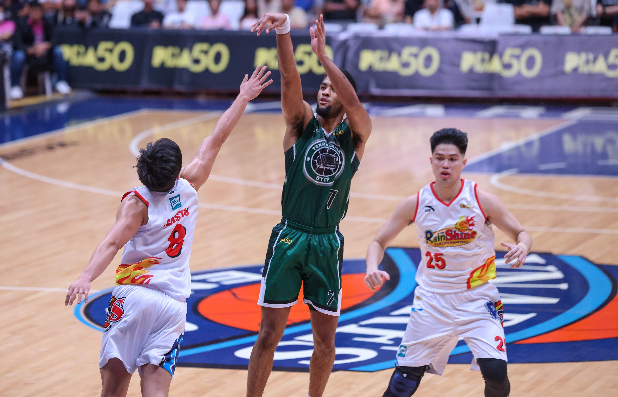 2025-26-PBA-Philippine-Cup-Terrafirma-vs-Rain-or-Shine-Jerrick-Ahanmisi Santillan sizzles vs Terrafirma as Rain or Shine extends streak to 3 in PBA PH Cup Basketball News PBA - philippine sports news
