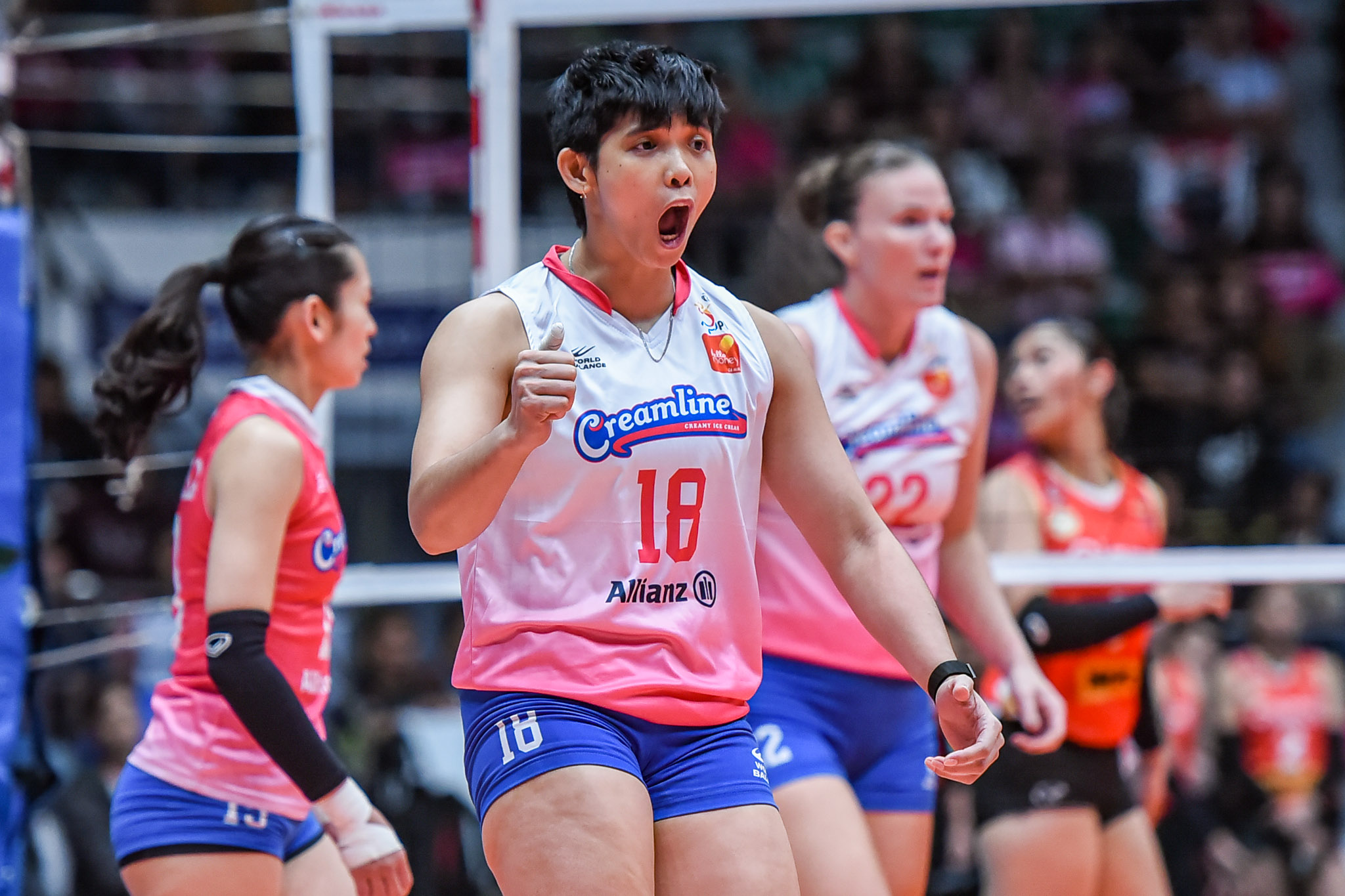 PVL-RC-25-Creamline-vs.-Cignal-Tots-Carlos-5585 Cignal rallies past Creamline to cap sensational PVL Round 2 News PVL Volleyball - philippine sports news