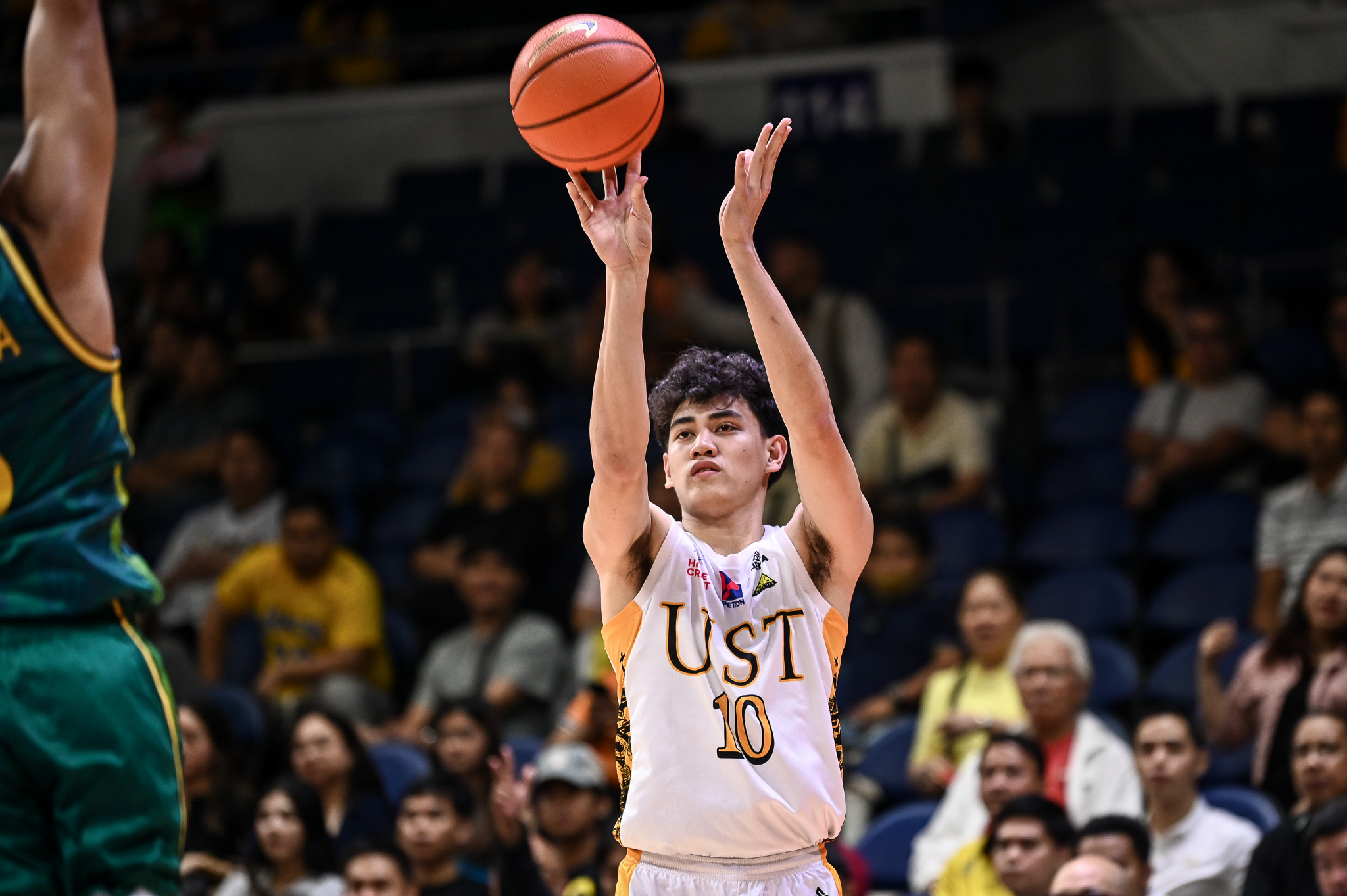 UAAP88-MBB-Gelo-Crisostomo-0320 FEU holds off UST, awaits Ateneo-La Salle to determine UAAP Men's Basketball playoff fate Basketball FEU News UAAP UST - philippine sports news