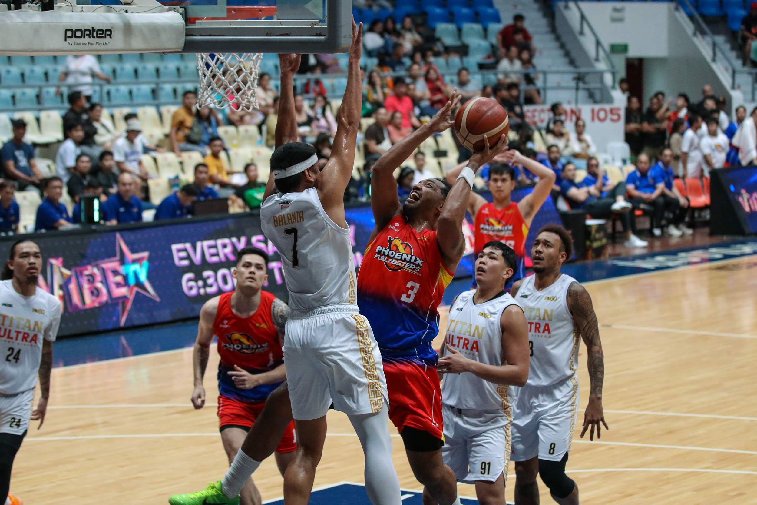2025-26-PBA-Philippine-Cup-Phoenix-vs-Titan-Ultra-Jason-Perkins Titan Ultra rallies past Phoenix to keep PBA quarterfinal hopes alive Basketball News PBA - philippine sports news