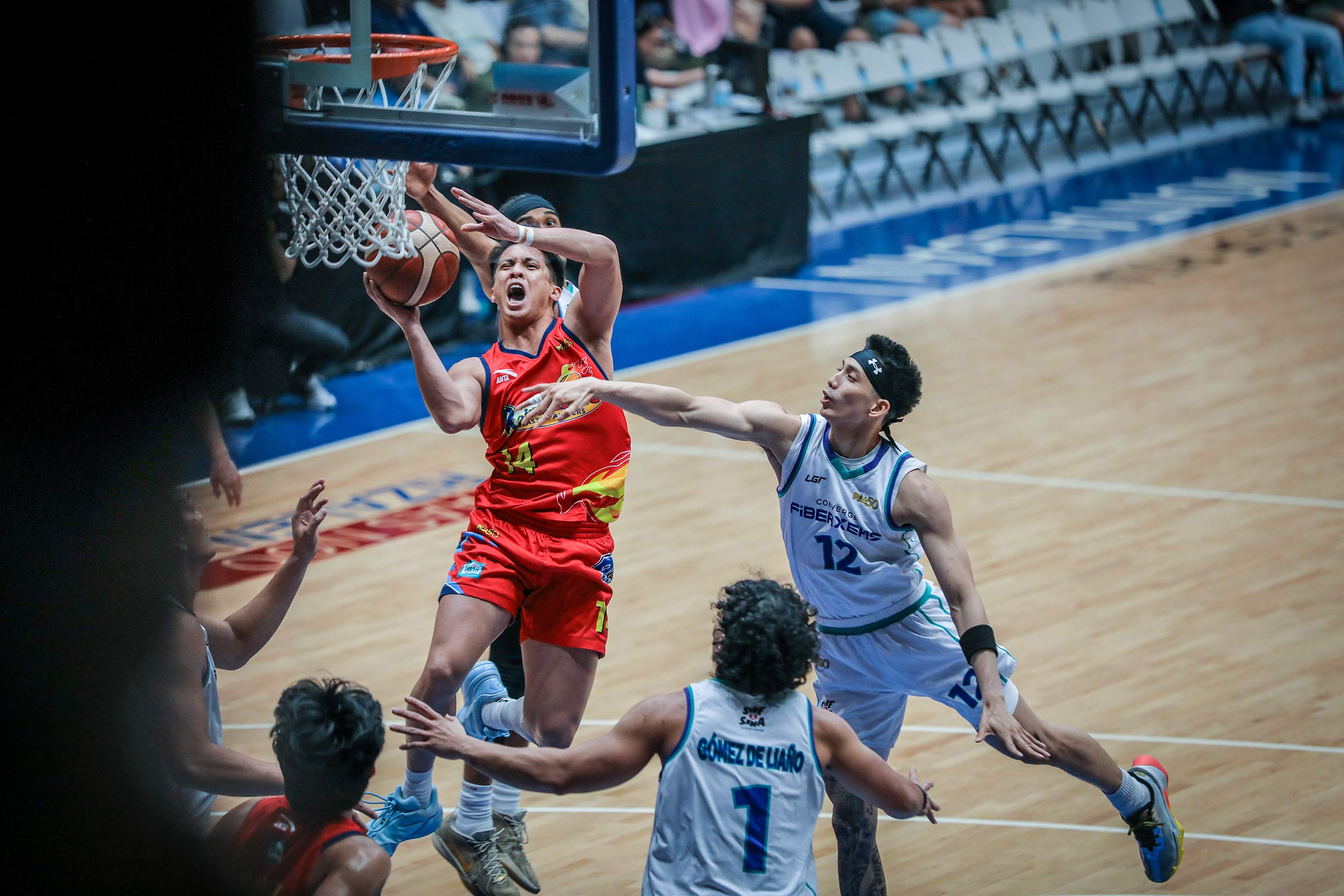 2025-26-PBA-Philippine-Cup-Rain-or-Shine-vs-Converge-Andrei-Caracut Rain or Shine grabs PBA Philippine Cup lead with win over Converge Basketball News PBA - philippine sports news
