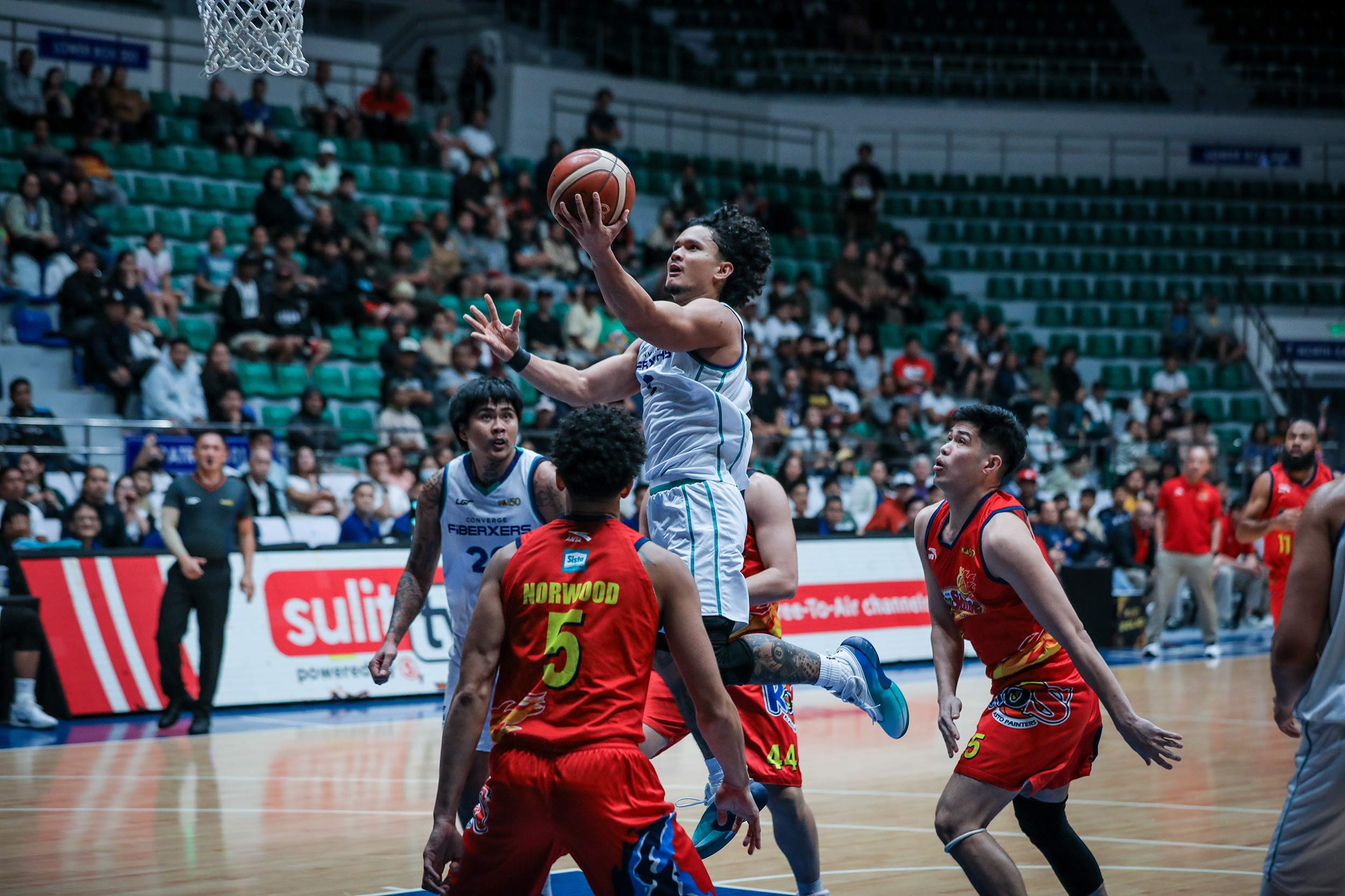 2025-26-PBA-Philippine-Cup-Rain-or-Shine-vs-Converge-Juan-Gomez-de-Liano Rain or Shine grabs PBA Philippine Cup lead with win over Converge Basketball News PBA - philippine sports news