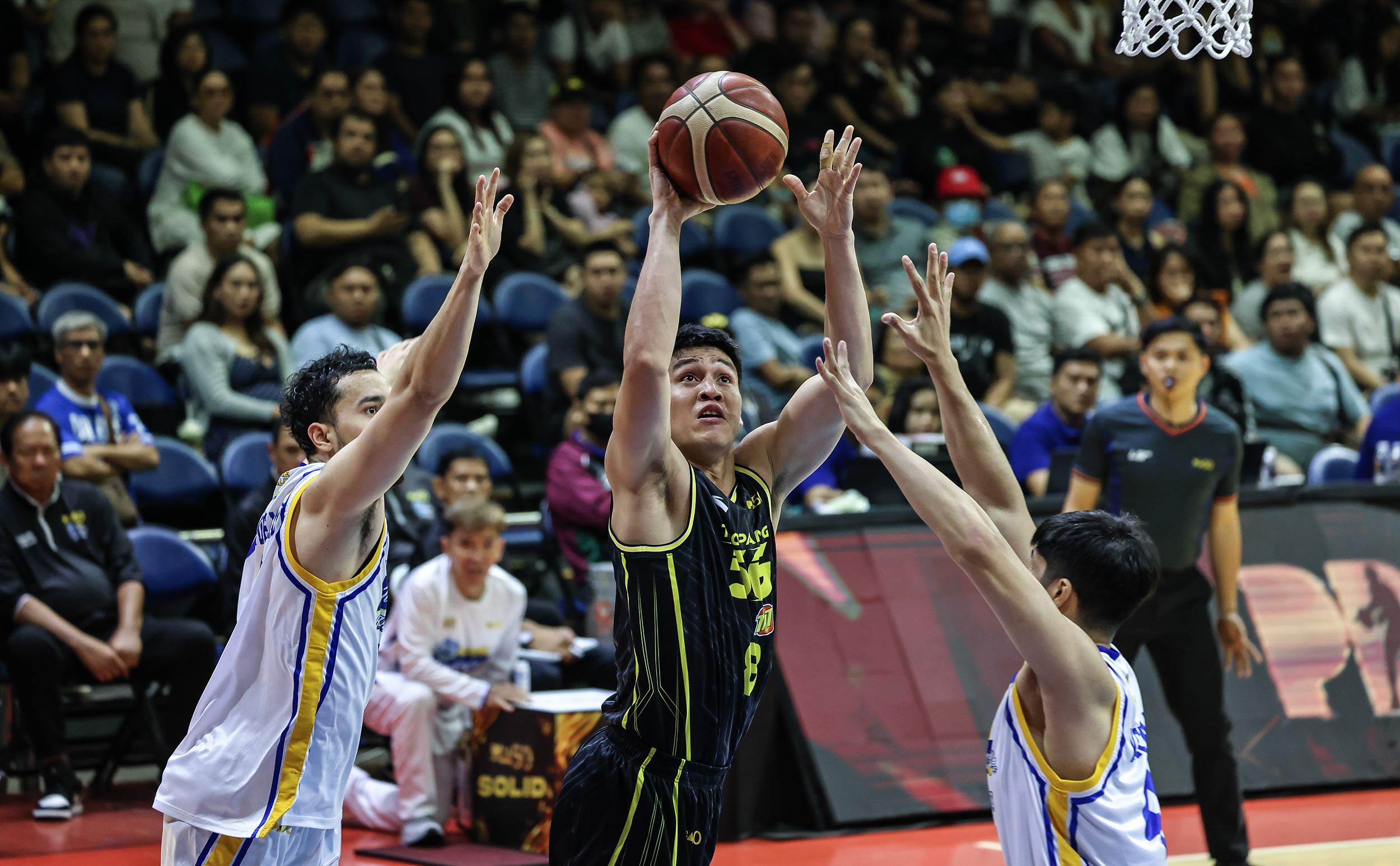 2025-26-PBA-Philippine-Cup-TNT-vs-Magnolia-Calvin-Oftana PBA: TNT clinches No. 3 seed, twice-to-beat edge after romp of Magnolia Basketball News PBA - philippine sports news