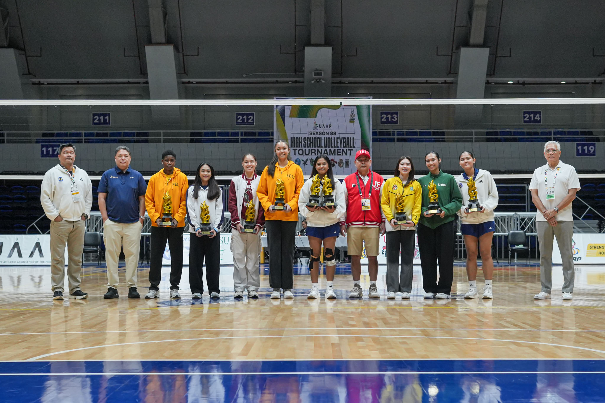 UAAP88-HS-Volleyball-Awarding_Girls-05994 Diza Berayo named UAAP girls’ volleyball MVP; Rainier Lorayes tops boys’ AdU DLSU FEU News NU UAAP UE UP UST Volleyball - philippine sports news
