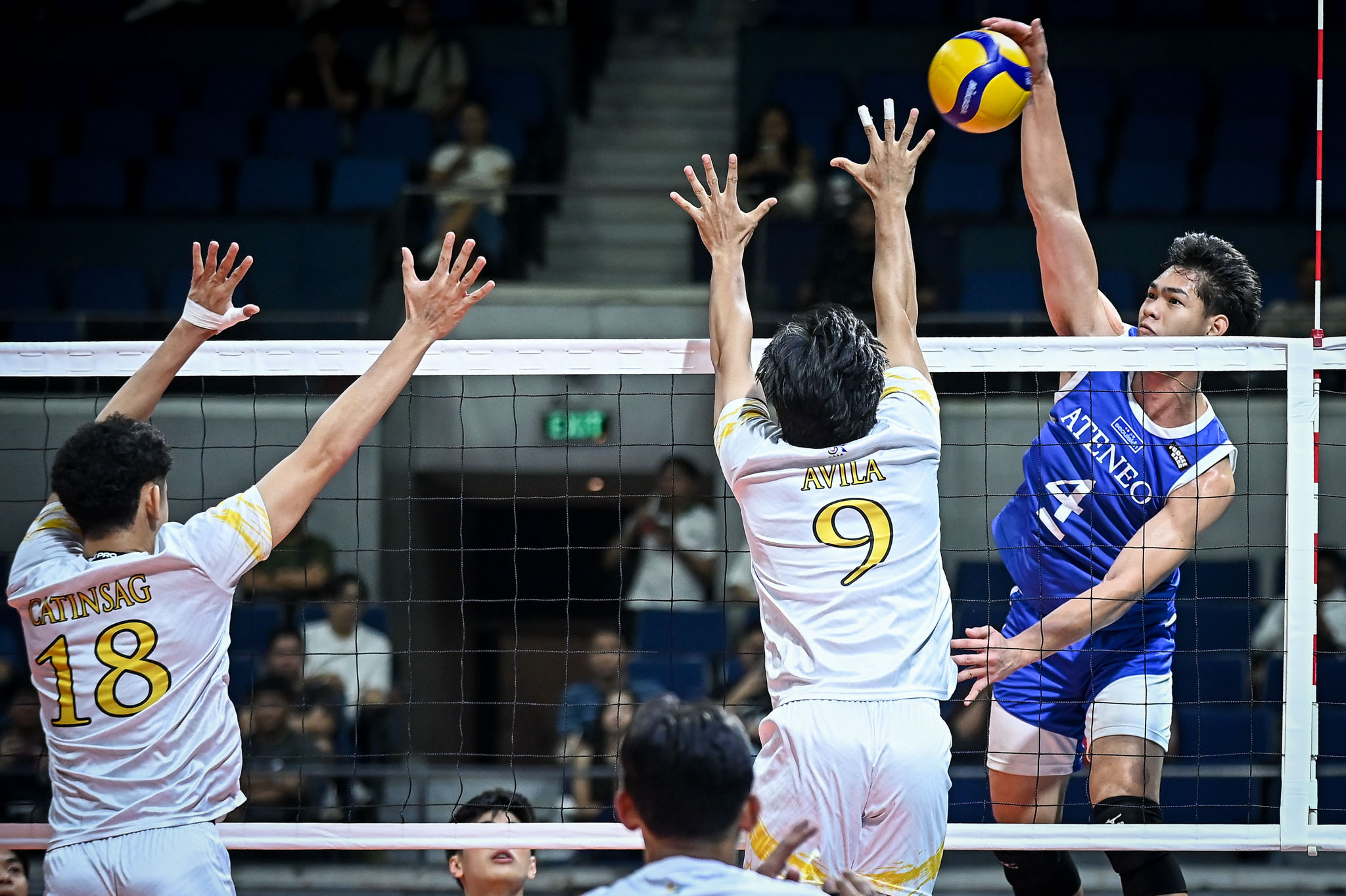 UAAP-88-MVB-UST-vs.-ADMU-Jian-Salarzon-2144 Ateneo moves to solo fourth in UAAP Men's Volleyball after five-set escape over UST ADMU News UAAP UST Volleyball - philippine sports news