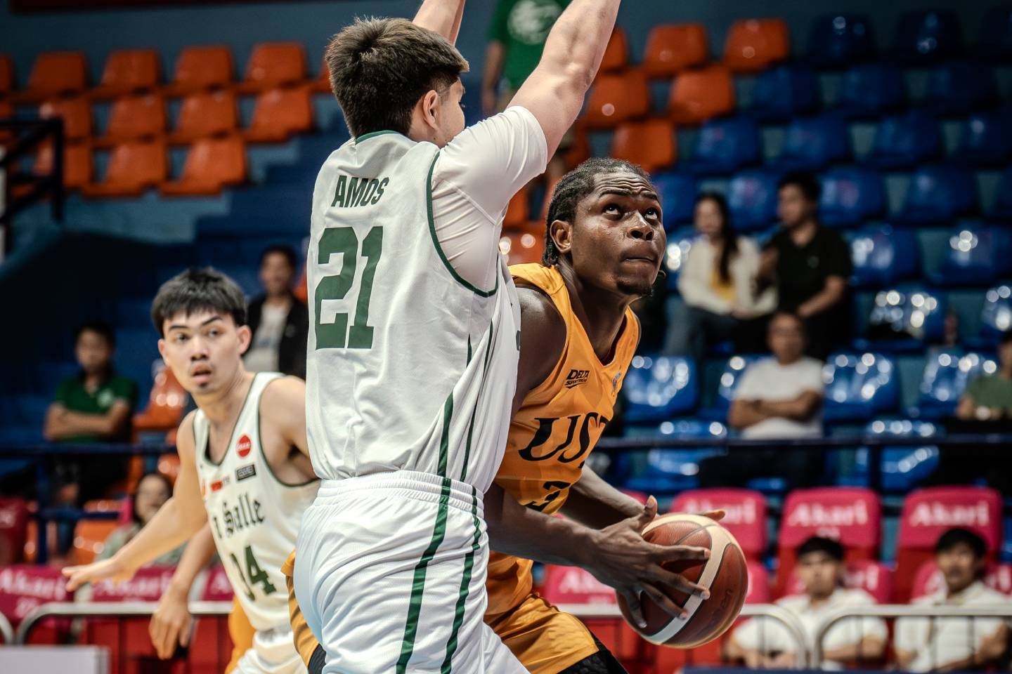 2026-Filoil-DLSU-def-UST-Collins-Akowe Amos drains clutch triple as La Salle escapes UST for first Filoil win AU Basketball CSB CSJL DLSU JRU LPU News UPHSD UST - philippine sports news
